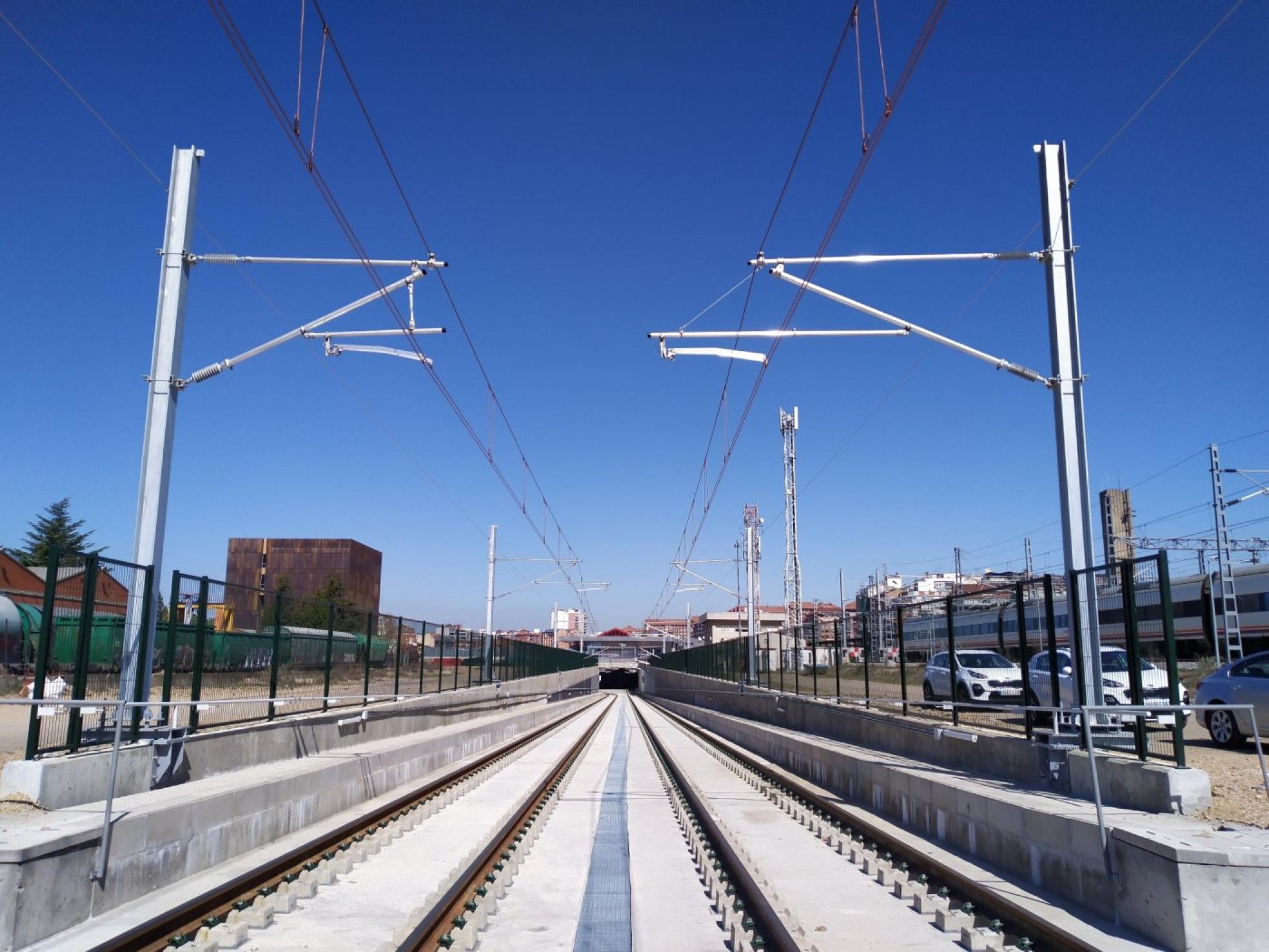 t Acceso sur del semisoterramiento, en la perspectiva que tendrá el Alvia Madrid-Gijón al llegar a León, donde dispondrá de un andén bajo la vieja estación. 