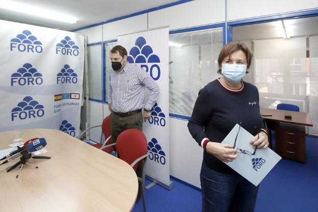 Adrián Pumares y Carmen Moriyón, en la sede de Foro, tras la rueda de prensa. 