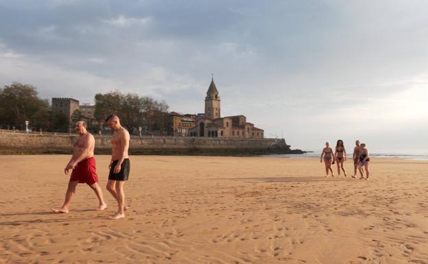 «Unos van al médico, otros toman pastillas. Yo vengo al mar y ahí me curo todo»