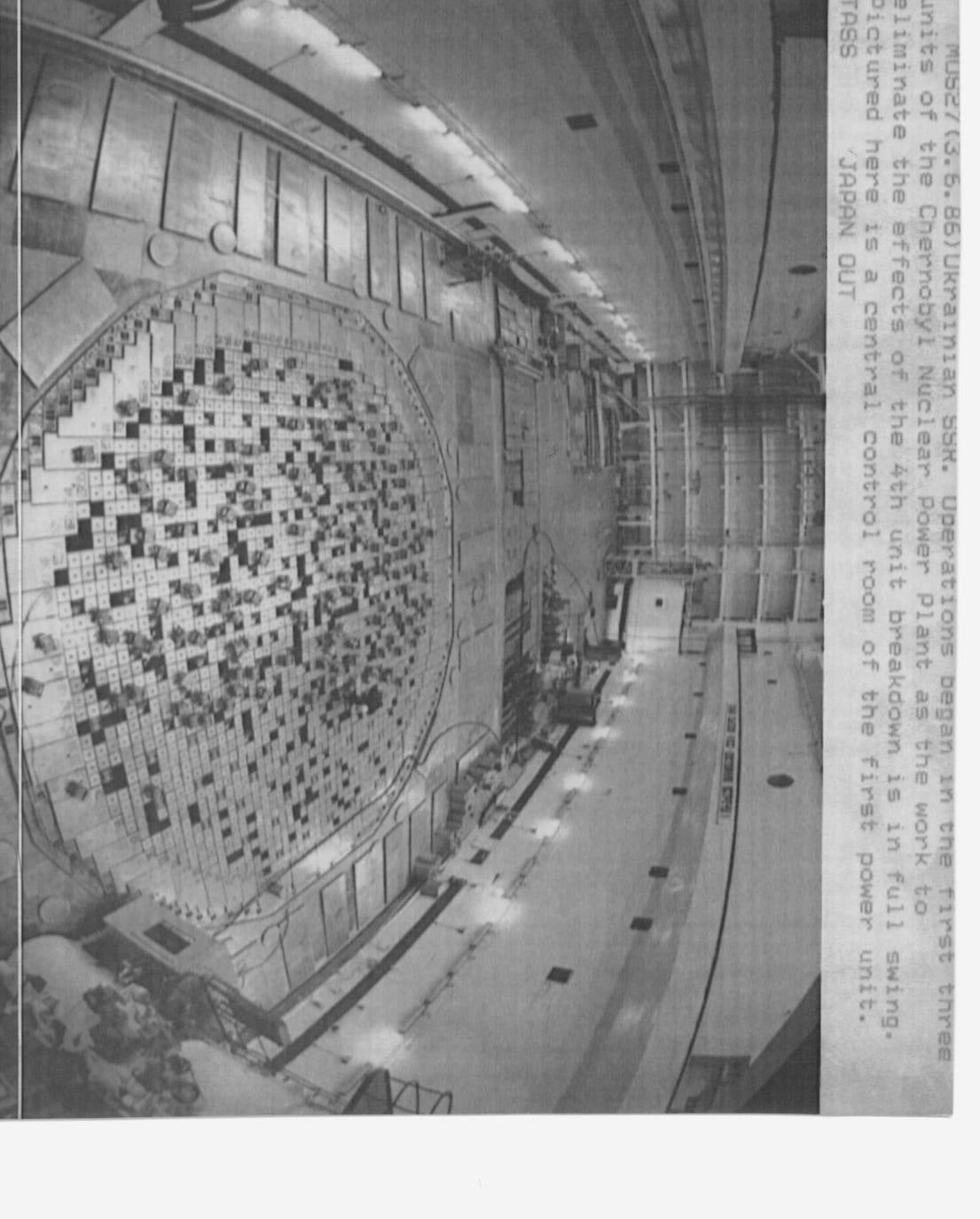 La madrugada del 26 de abril de 1986 la explosión del reactor número 4 de la central nuclear de Chernóbil (actual Ucrania) derivó en la mayor tragedia nuclear de la historia. Aún se desconoce la cifra real de fallecidos. Más de treinta personas murieron esa misma noche y en torno al millar después, aunque el hermetismo y ocultación de la URSS imposibilitaron evaluar el impacto real de la catástrofe. Este es un viaje en el tiempo al escenario del suceso, con instantáneas de entonces y también actuales.