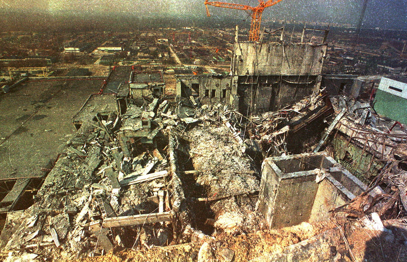 La madrugada del 26 de abril de 1986 la explosión del reactor número 4 de la central nuclear de Chernóbil (actual Ucrania) derivó en la mayor tragedia nuclear de la historia. Aún se desconoce la cifra real de fallecidos. Más de treinta personas murieron esa misma noche y en torno al millar después, aunque el hermetismo y ocultación de la URSS imposibilitaron evaluar el impacto real de la catástrofe. Este es un viaje en el tiempo al escenario del suceso, con instantáneas de entonces y también actuales.