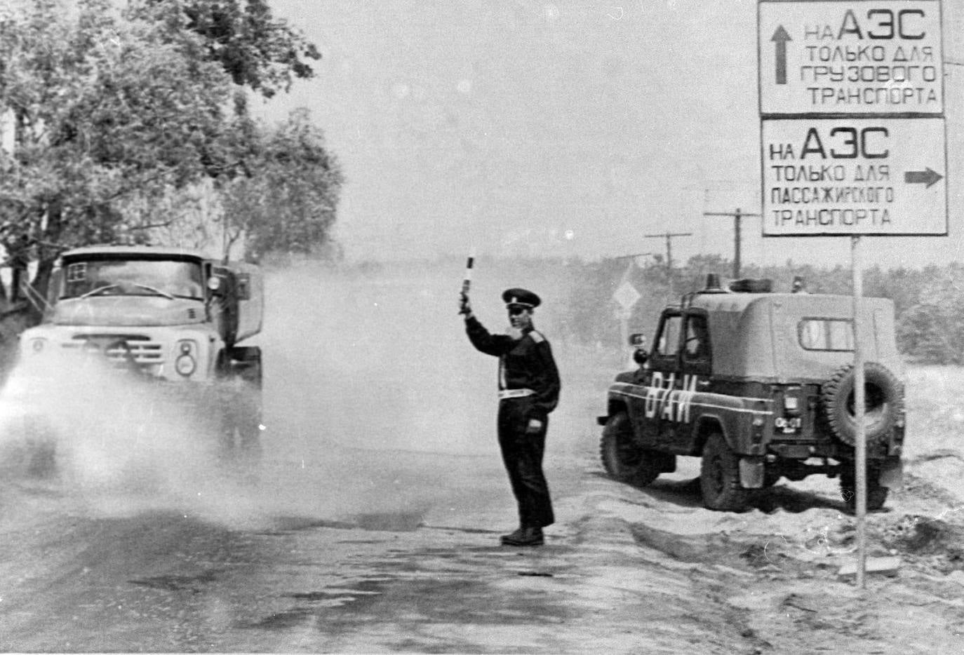 La madrugada del 26 de abril de 1986 la explosión del reactor número 4 de la central nuclear de Chernóbil (actual Ucrania) derivó en la mayor tragedia nuclear de la historia. Aún se desconoce la cifra real de fallecidos. Más de treinta personas murieron esa misma noche y en torno al millar después, aunque el hermetismo y ocultación de la URSS imposibilitaron evaluar el impacto real de la catástrofe. Este es un viaje en el tiempo al escenario del suceso, con instantáneas de entonces y también actuales.