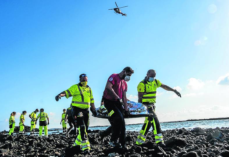 Javier Bauluz. El Pulitzer asturiano recurre al micromecenazgo para editar 'La ruta canaria', el resultado de seis meses retratando la tragedia de la emigración. Lanzarote. «El rescate de uno de los ocho fallecidos en las costas de Órzola, donde la noche anterior los vecinos, tirándose al mar, salvaron a una treintena de personas».