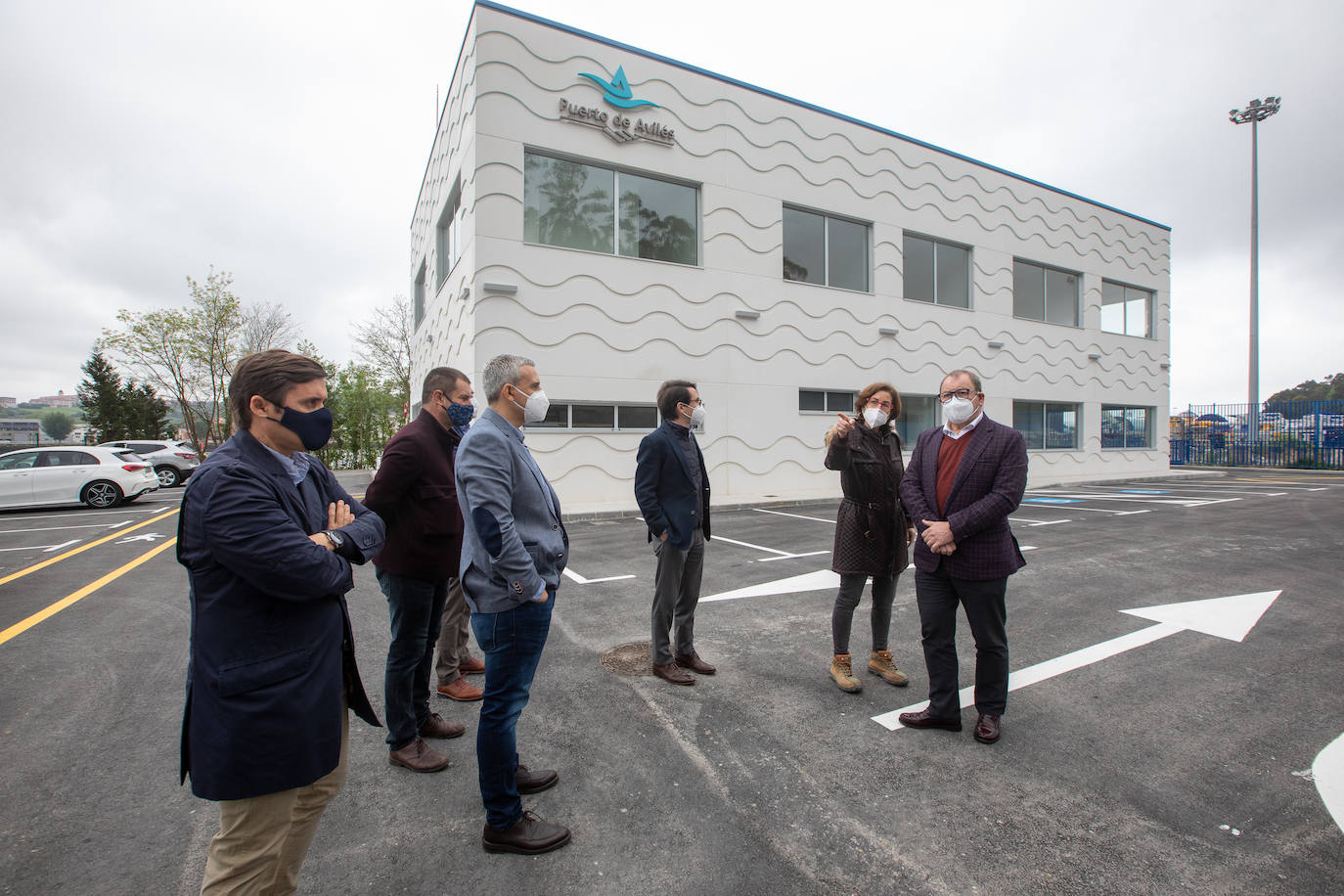 El presidente de la Autoridad Portuaria, Santiago Rodríguez Vega, junto con personal del puerto y la empresa contratista de las obras ante el nuevo edificio portuario. 