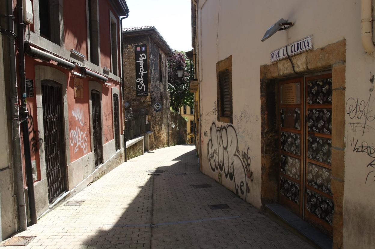 Una vista de la calle 'Salsipuedes', con los locales cerrados. 