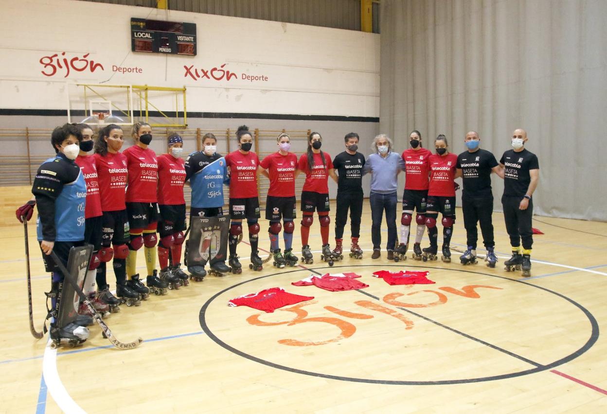 La plantilla sénior femenino del Telecable Hockey Club forma un semicírculo, guardando un minuto de silencio por Rufino Ballesteros. 