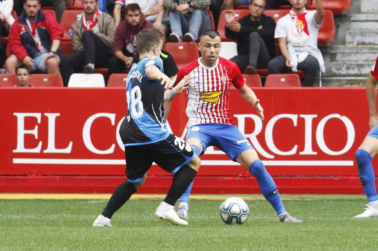 Regreso. El 25 de agosto de 2019 jugó su primer partido como local en El Molinón, ante el Rayo, un 'ex', tras su salida en 2007.