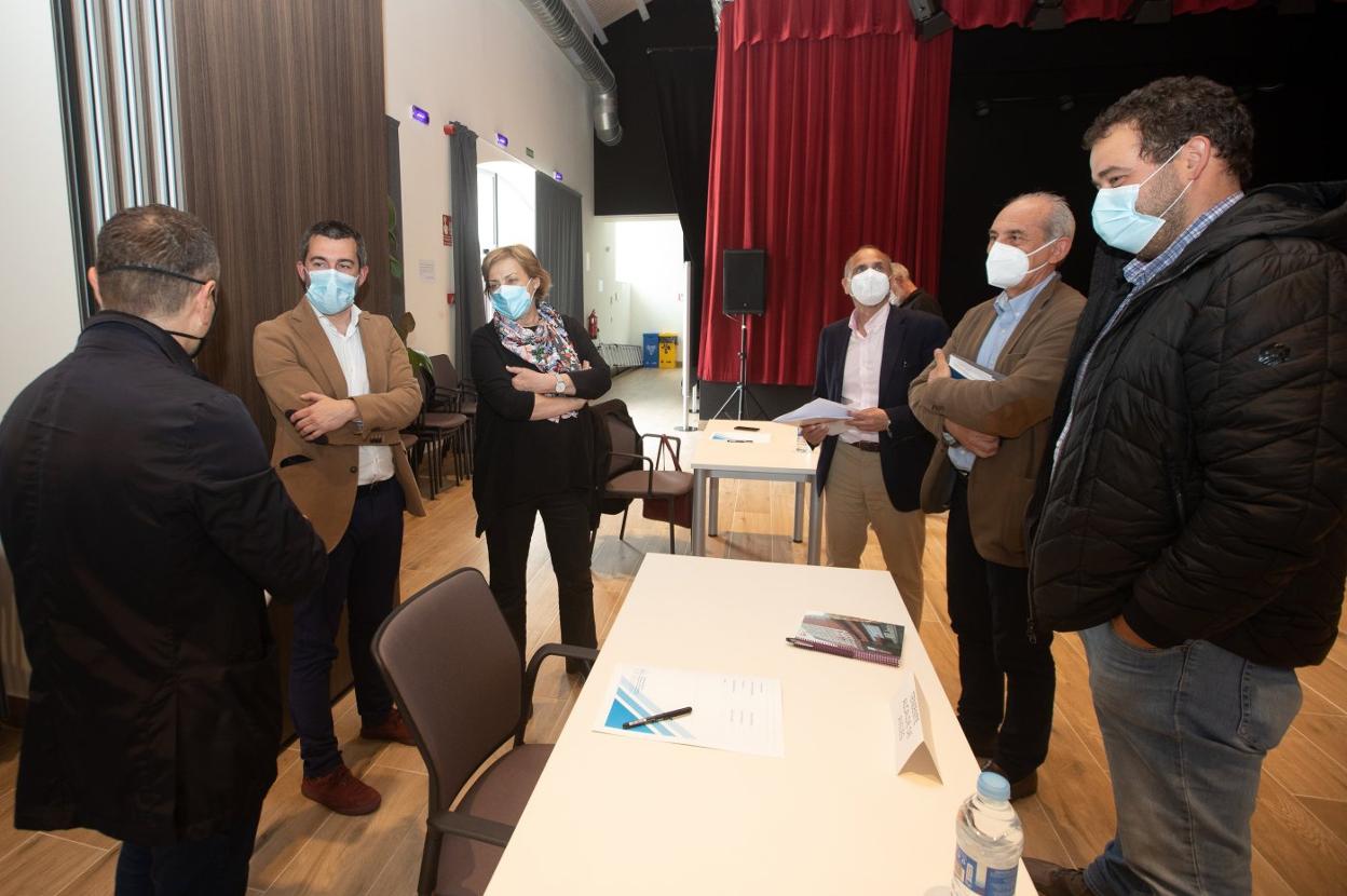 Los integrantes de la Mesa por la Industria de la Comarca de Avilés analizaron ayer el contexto actual del tejido empresarial. 