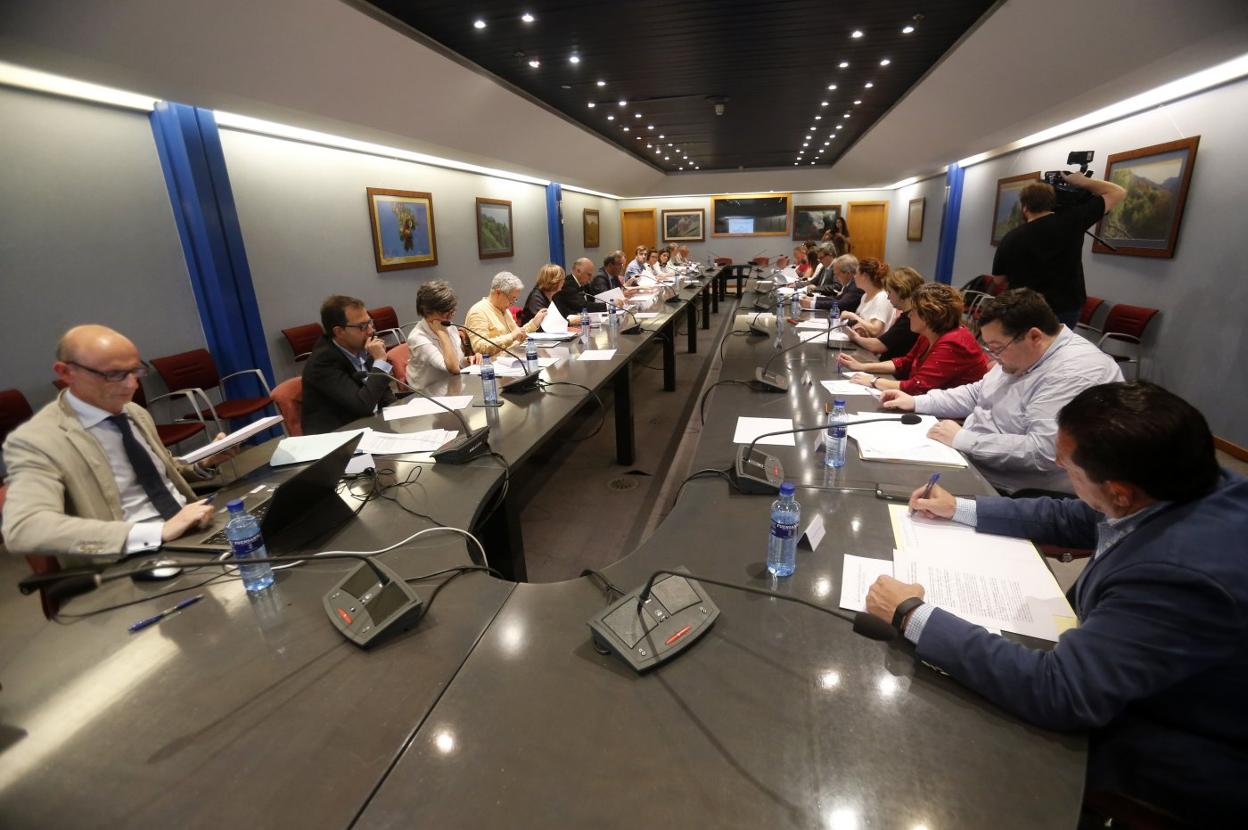 Reunión celebrada en 2018 entre el Principado y los concejales de varios ayuntamientos para acordar el Área Metropolitana de Asturias. 