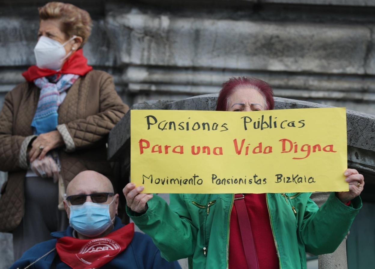 Varios jubilados manifestándose por unas pensiones dignas en Bilbao. 