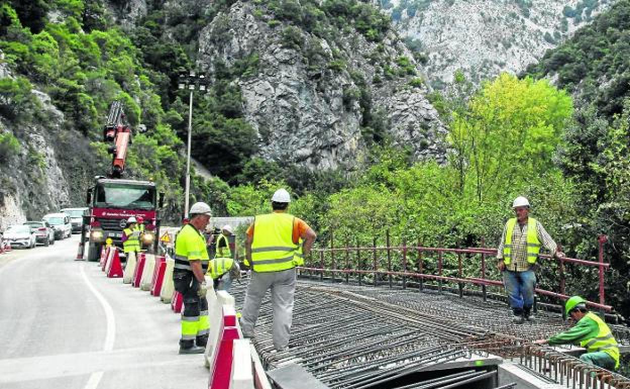 Trabajos de construcción de un muro incluido en el proyecto de acondicionamiento parcial del Desfiladero. 