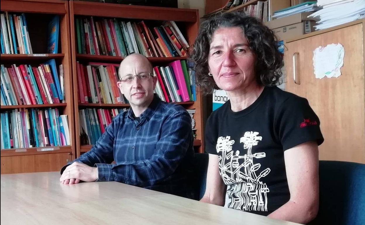 Ricardo Saavedra y Coral Baz, profesores de Lengua y Literatura del IES Carmen y Severo Ochoa de Luarca.