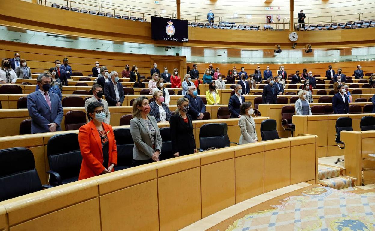 Minuto de silencio en el pleno del Senado en memoria de los dos periodistas españoles asesinados en Burkina Fasso.