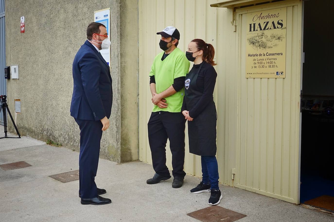 El presidente del Principado, Adrián Barbón, de visita en Colunga, aseguró que el Gobierno regional estudia ya la «hoja de ruta» que seguirá más allá del 9 de mayo, día en el que decaerá el estado de alarma. Lo analizan los epidemiólogos y los expertos en salud pública, atendiendo a la propia situación epidemiológica.