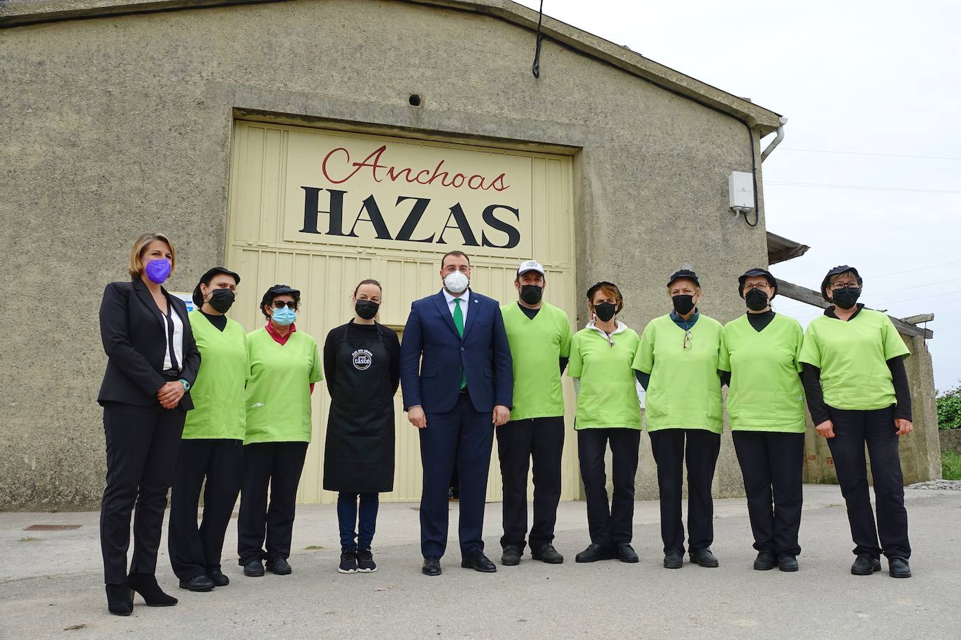 El presidente del Principado, Adrián Barbón, de visita en Colunga, aseguró que el Gobierno regional estudia ya la «hoja de ruta» que seguirá más allá del 9 de mayo, día en el que decaerá el estado de alarma. Lo analizan los epidemiólogos y los expertos en salud pública, atendiendo a la propia situación epidemiológica.