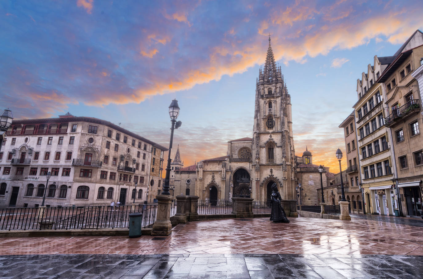 El portal oficial de Turismo de España ha querido recopilar las mejores localizaciones de la naturaleza monumental asturiana. Desde el Arte Prerrománico hasta la escarpada Cordillera Cantábrica. Catedral de San Salvador de Oviedo