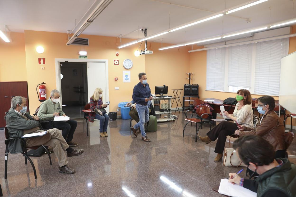 El gerente del Área Sanitaria V, Manuel Bayona, de pie, con el resto de responsables del área, los representantes vecinales y las dos concejalas socialistas, al inicio de la reunión. 