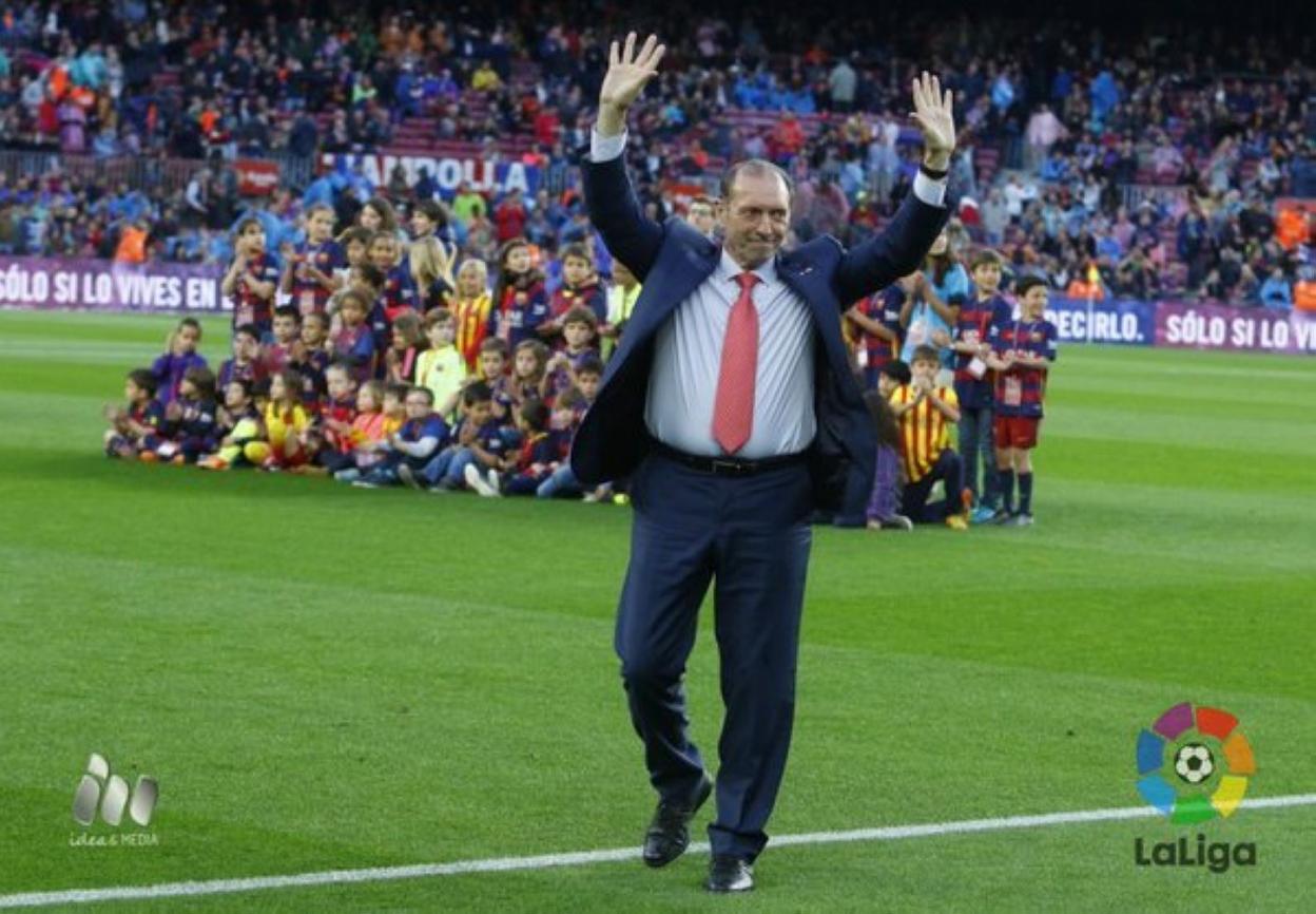 Quini saluda al público del Nou Camp tras recibir la insignia de oro y brillantes del Barcelona en 2016. 