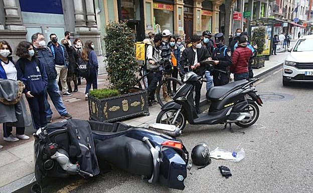 El lugar del accidente este mediodía en la calle Uría de Oviedo.