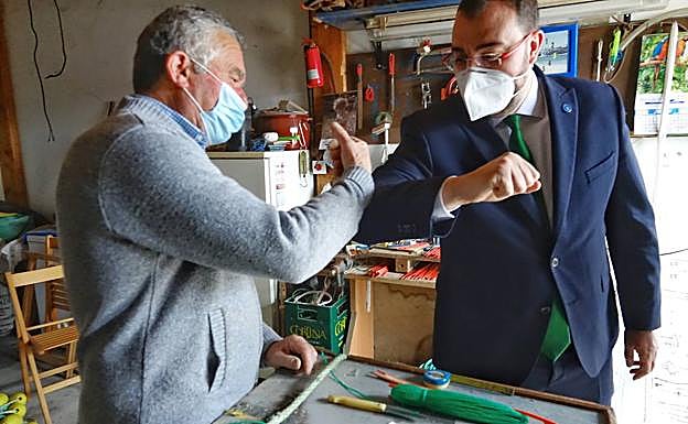 Adrián Barbón, durante su visita a Lastres este miércoles. 