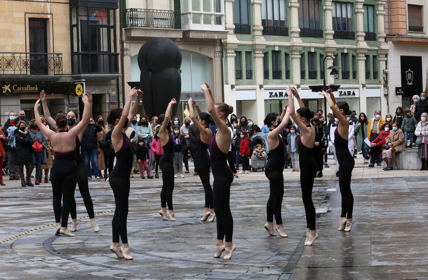 Sonaba el bolero de Ravel a las puertas del Teatro Campoamor y las alumnas de las escuelas de baile se preparaban para conmemorar el Día Internacional de la Danza con sus coreografías. Este año, coincidían todos los profesionales del sector, hacía más falta que nunca celebrar esta efeméride y aprovecharla para pelear por mejorar una situación que ya era delicada y que, con la pandemia, se ha terminado de torcer.