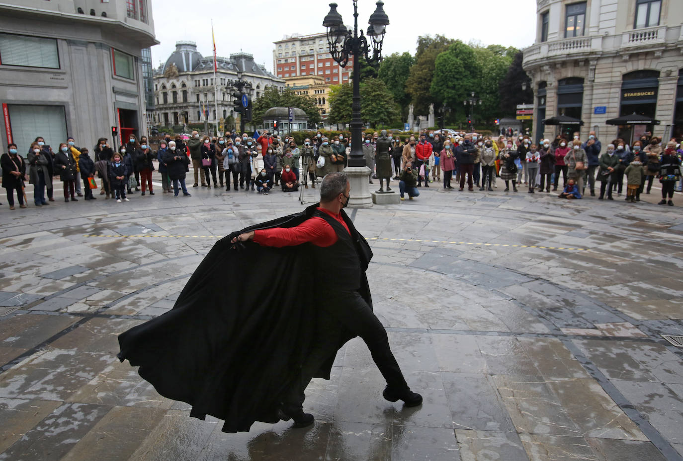 Sonaba el bolero de Ravel a las puertas del Teatro Campoamor y las alumnas de las escuelas de baile se preparaban para conmemorar el Día Internacional de la Danza con sus coreografías. Este año, coincidían todos los profesionales del sector, hacía más falta que nunca celebrar esta efeméride y aprovecharla para pelear por mejorar una situación que ya era delicada y que, con la pandemia, se ha terminado de torcer.