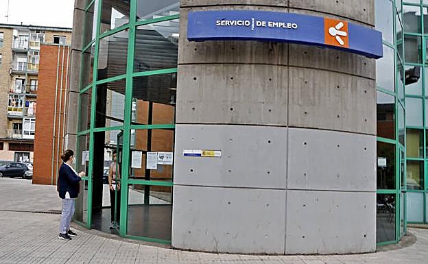 La tercera ola destruye en Asturias 400 empleos y el paro sube en 3.000 personas