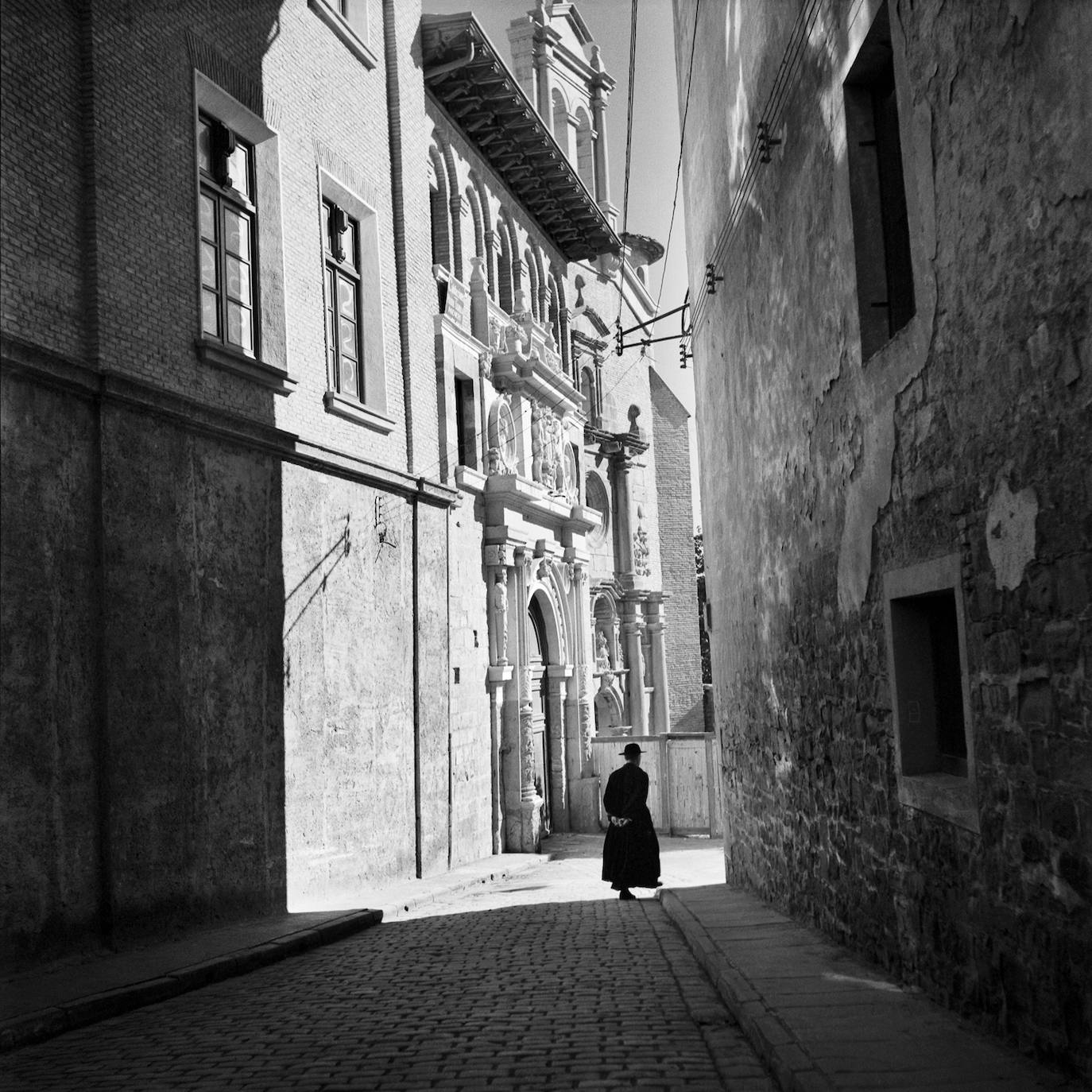 El fotógrafo húngaro que se enamoró de Asturias protagoniza una exposición en Madrid que pronto llegará a Gijón y al Bellas Artes en la que salen a la luz las imágenes que captó en el Principado. La muestra contará con 81 instantáneas del Norte español y 49 de obras más conocidas. Navarra