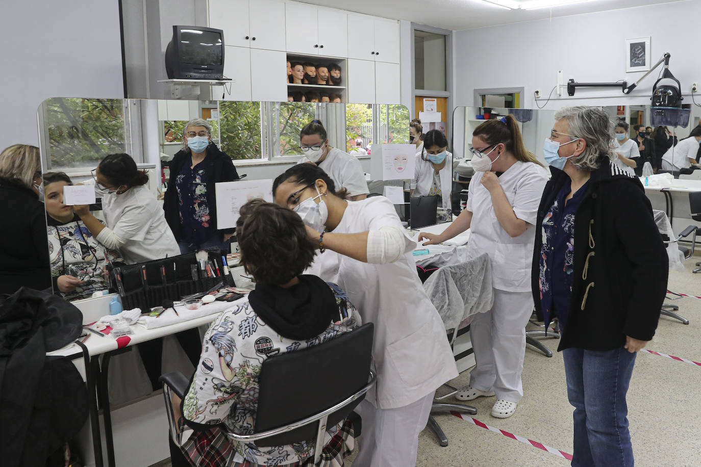 Los alumnos del IES Número 1 de Gijón ofrecieron un concierto en la biblioteca del centro del que disfrutaron presencialmente, cumpliendo con todos los protocolos covid, nueve personas elegidas por el elenco artístico, entre las que estuvo la alcaldesa Ana González