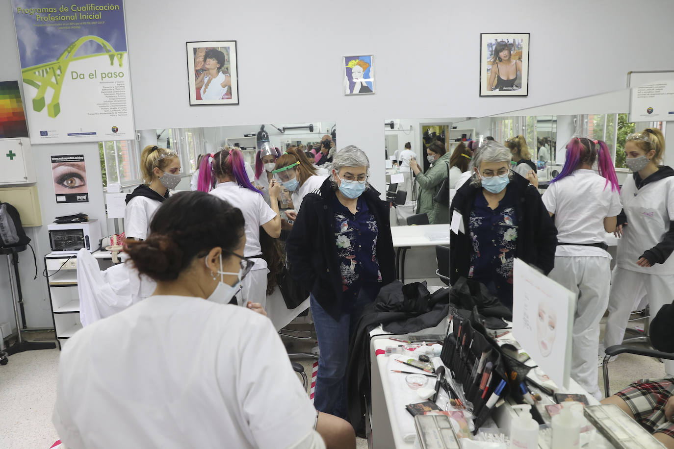 Los alumnos del IES Número 1 de Gijón ofrecieron un concierto en la biblioteca del centro del que disfrutaron presencialmente, cumpliendo con todos los protocolos covid, nueve personas elegidas por el elenco artístico, entre las que estuvo la alcaldesa Ana González
