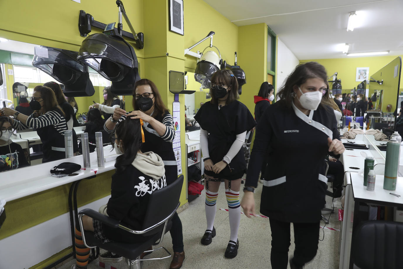 Los alumnos del IES Número 1 de Gijón ofrecieron un concierto en la biblioteca del centro del que disfrutaron presencialmente, cumpliendo con todos los protocolos covid, nueve personas elegidas por el elenco artístico, entre las que estuvo la alcaldesa Ana González