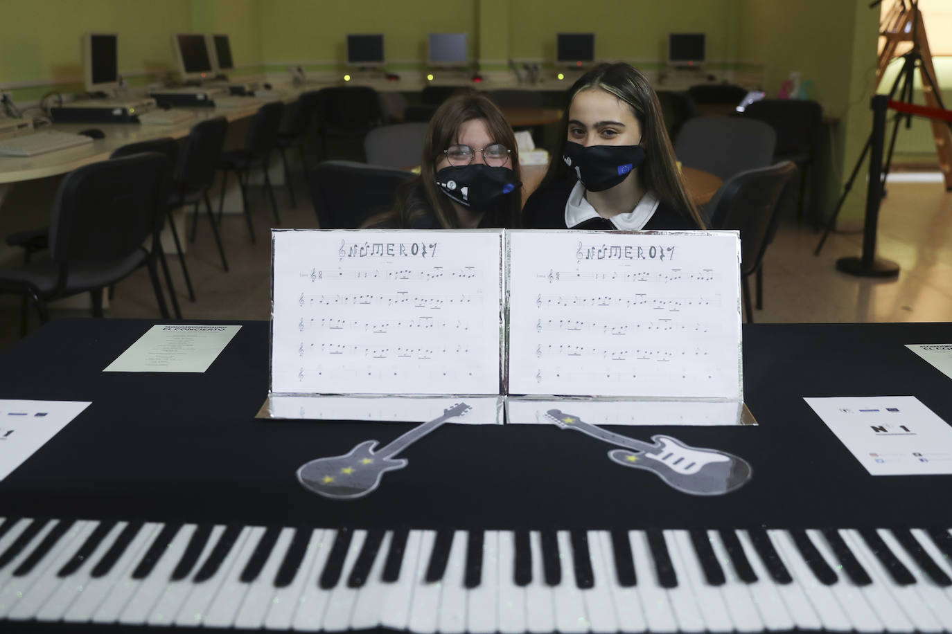 Los alumnos del IES Número 1 de Gijón ofrecieron un concierto en la biblioteca del centro del que disfrutaron presencialmente, cumpliendo con todos los protocolos covid, nueve personas elegidas por el elenco artístico, entre las que estuvo la alcaldesa Ana González