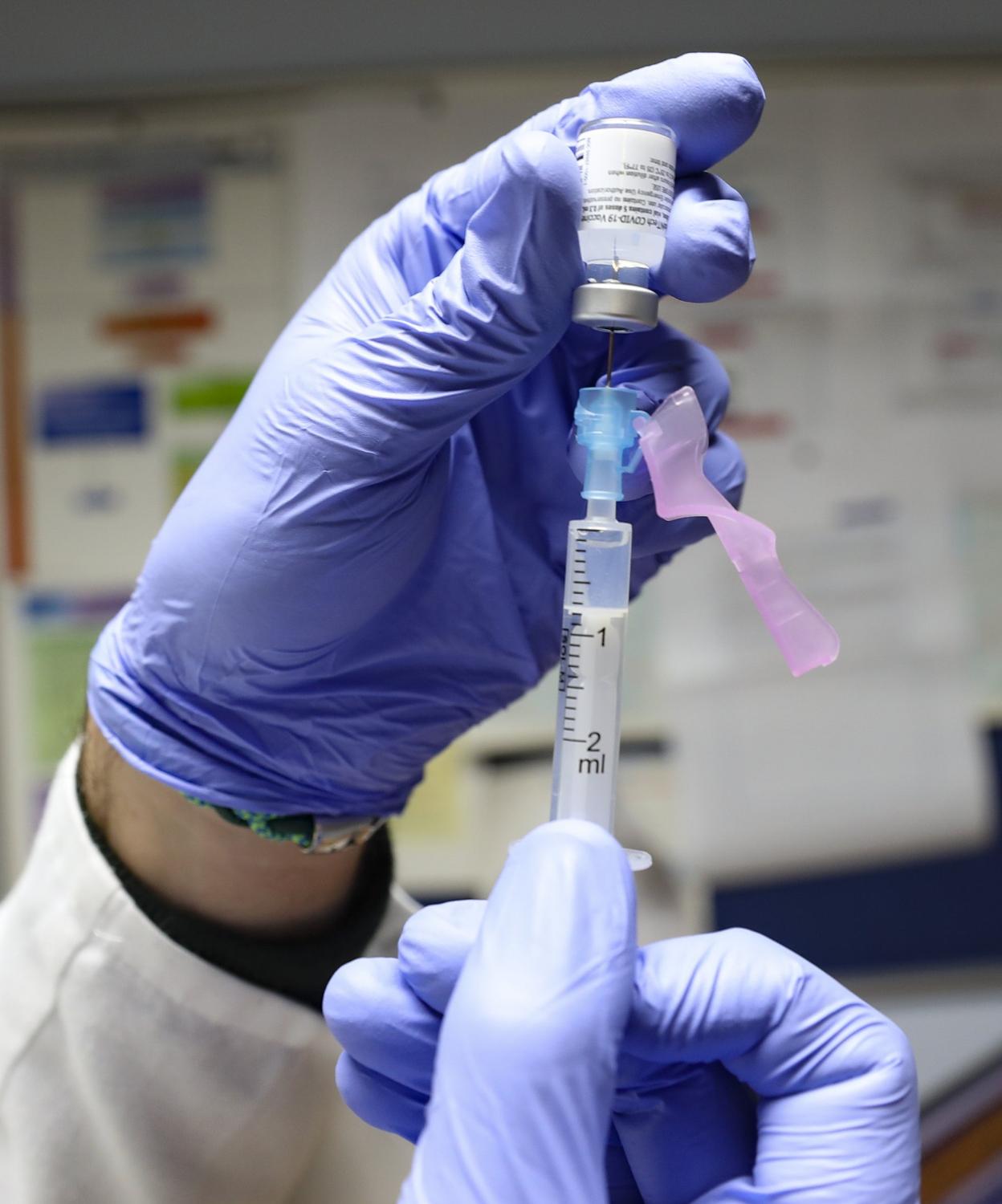 Un sanitario prepara una dosis de vacuna para su inoculación. 