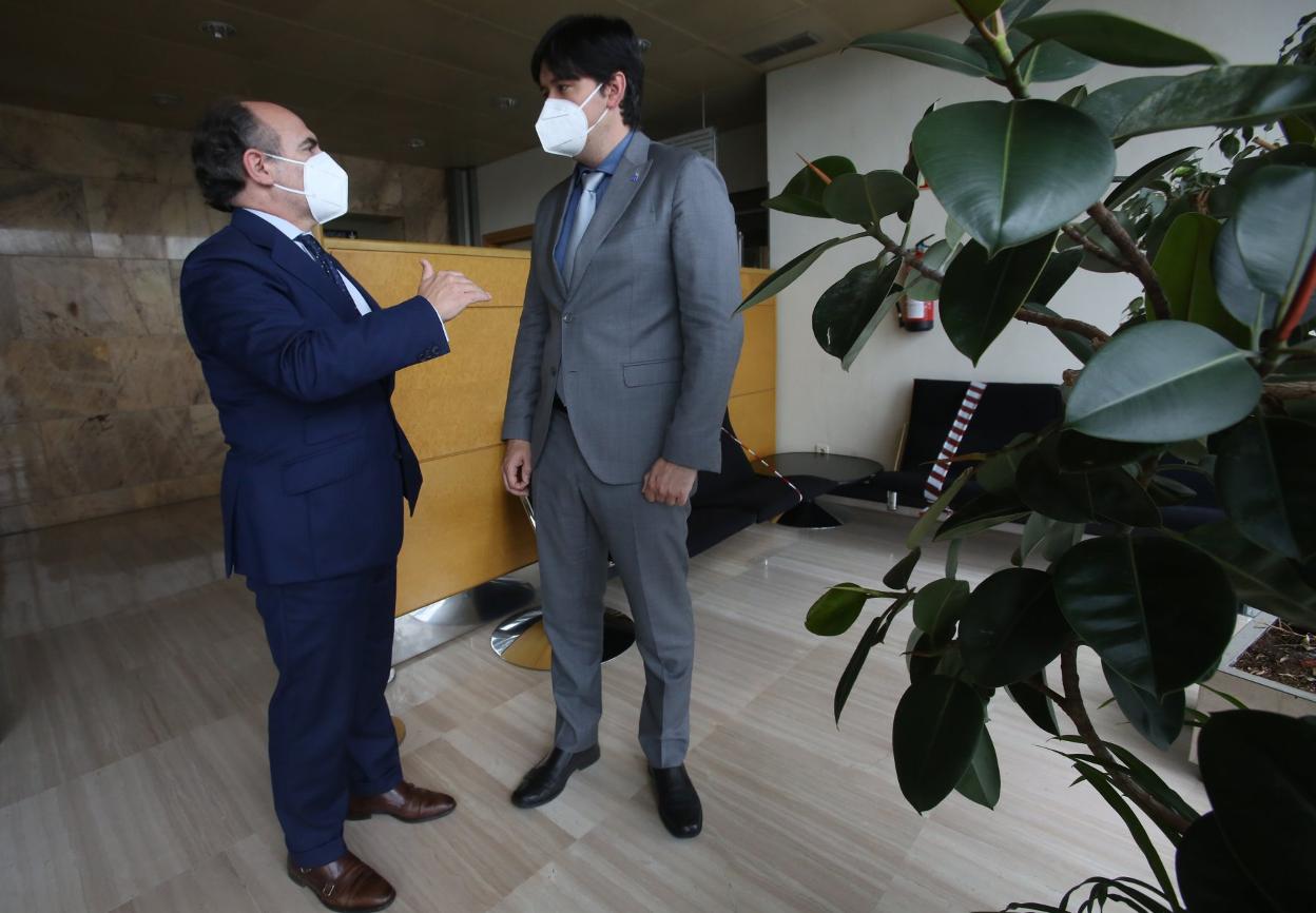 Ignacio Villaverde con Borja Sánchez, tras la reunión. 