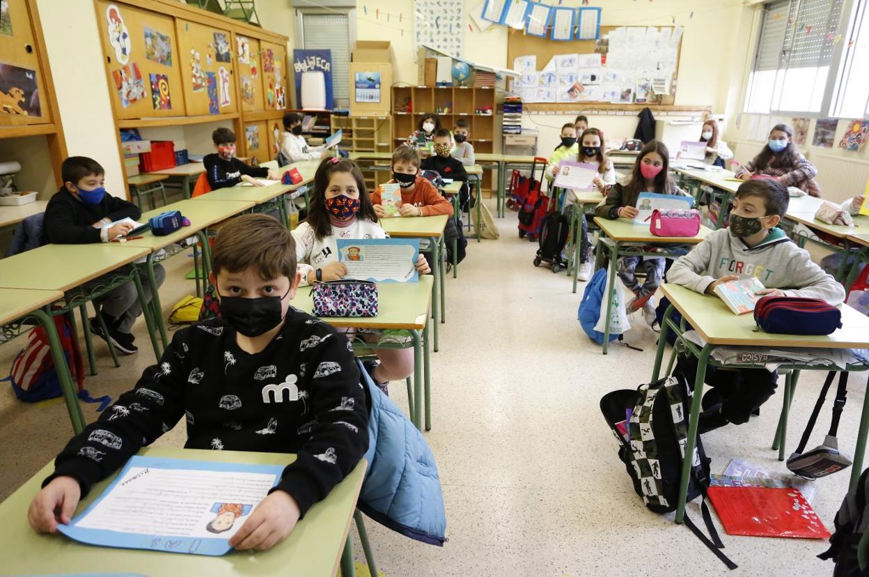 Alumnos en una clase del colegio Antonio Machado, en Gijón. 