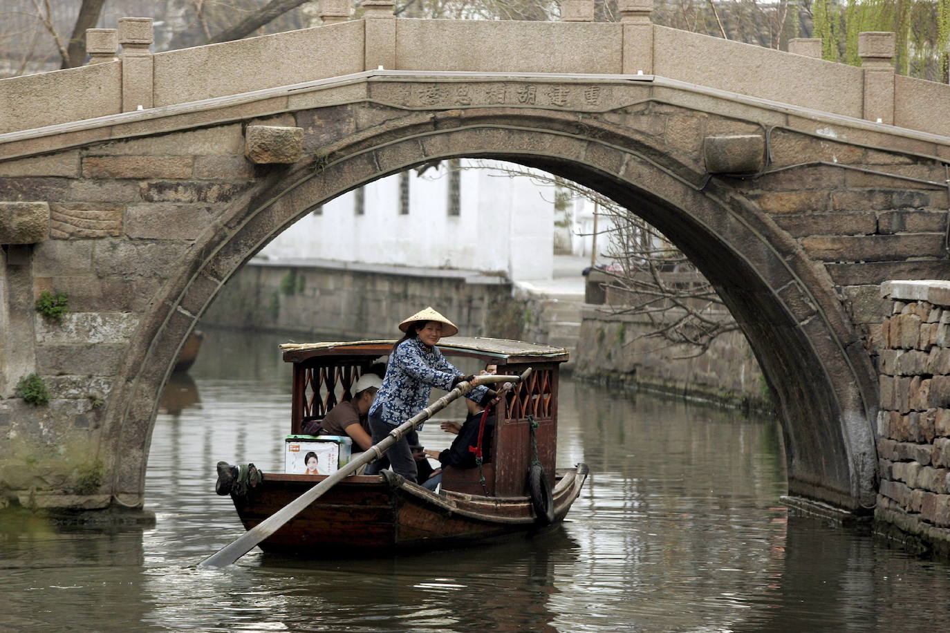 2.- SUZHOU (CHINA) | Situada en la parte baja del río Yangtsé, a orillas del lago Tai, en la provincia de Jiangsu. Conserva un centro histórico bien conservado lleno de canales y puentes de piedra, en el más tradicional estilo chino. Además, Suzhou es la ciudad de China que más jardines conserva. La mayoría de estos jardines pertenecían a casas particulares. Esta ciudad china cuenta, entre otras, con réplicas del Tower Bridge de Londres -en la imagen-, el Harbour Bridge de Sidney y el Puente Alejandro III de París.