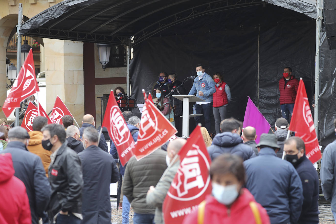 Los sindicatos mayoritarios llevan meses alertando de la emergencia industrial en la que se encuentra la comunidad, por lo que la defensa de este sector ha centrado buena parte de las reivindicaciones de CC OO y UGT en la concentración celebrada en la plaza Mayor de Gijón con motivo del Primero de Mayo.