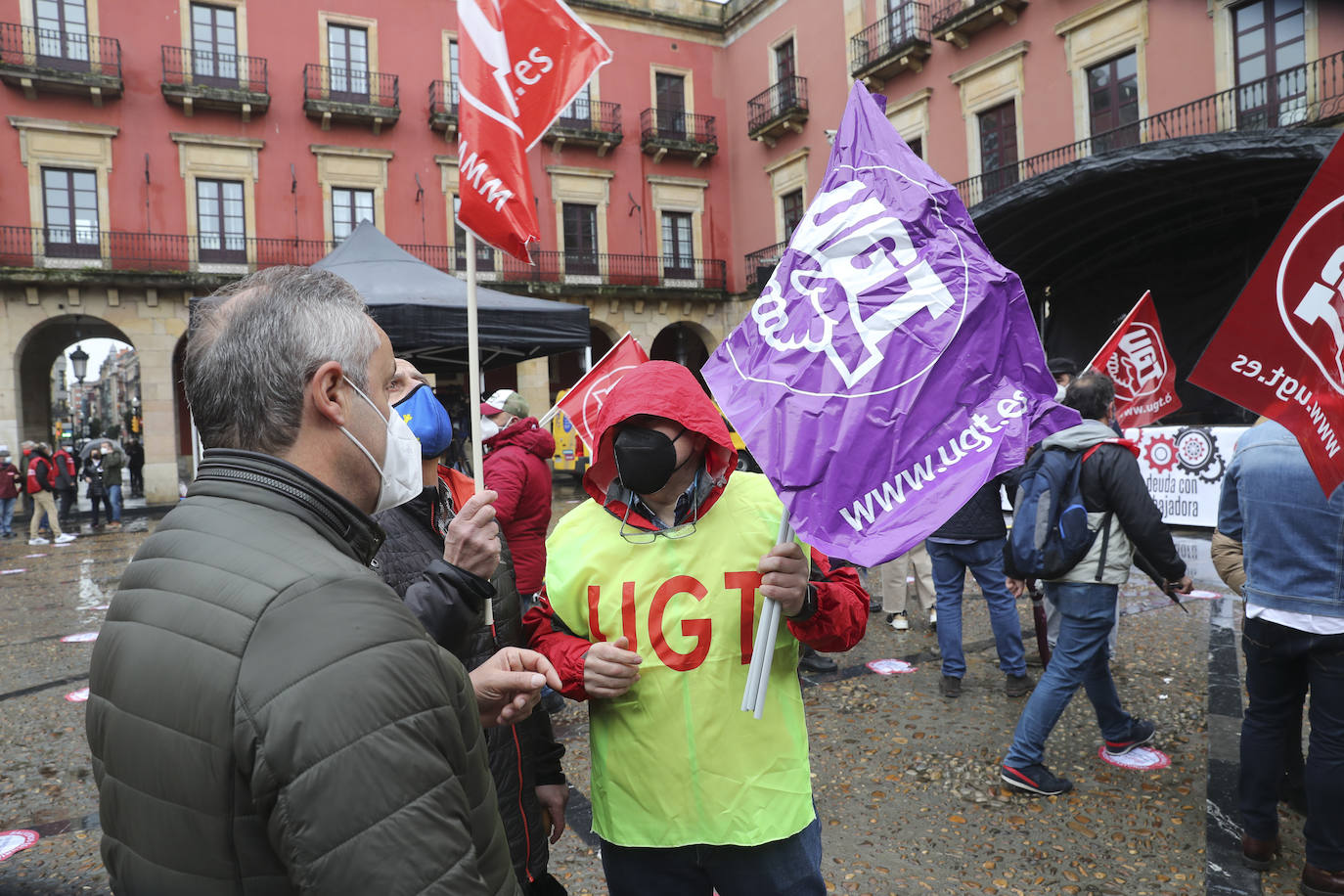 Los sindicatos mayoritarios llevan meses alertando de la emergencia industrial en la que se encuentra la comunidad, por lo que la defensa de este sector ha centrado buena parte de las reivindicaciones de CC OO y UGT en la concentración celebrada en la plaza Mayor de Gijón con motivo del Primero de Mayo.