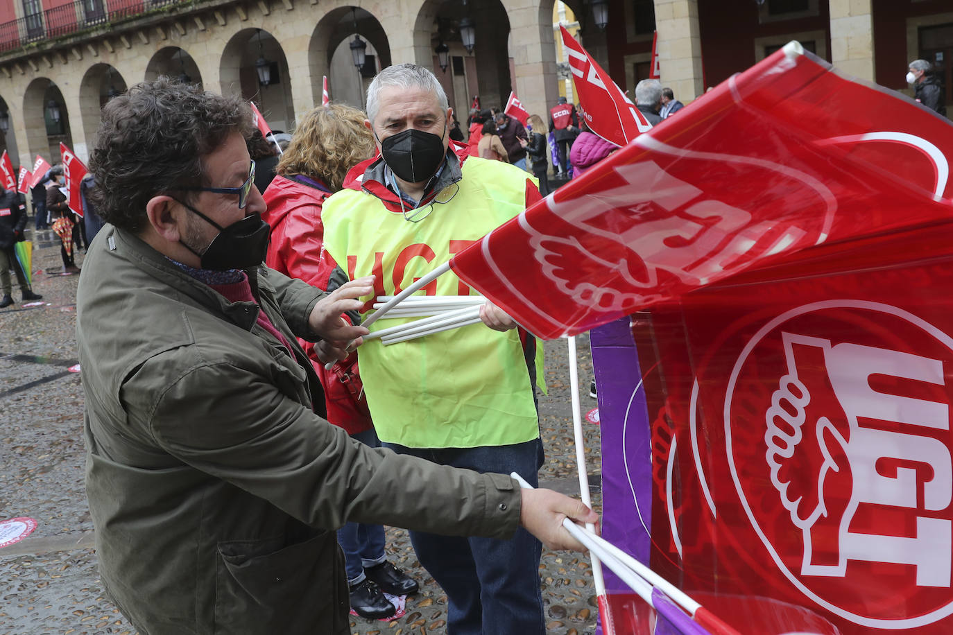 Los sindicatos mayoritarios llevan meses alertando de la emergencia industrial en la que se encuentra la comunidad, por lo que la defensa de este sector ha centrado buena parte de las reivindicaciones de CC OO y UGT en la concentración celebrada en la plaza Mayor de Gijón con motivo del Primero de Mayo.