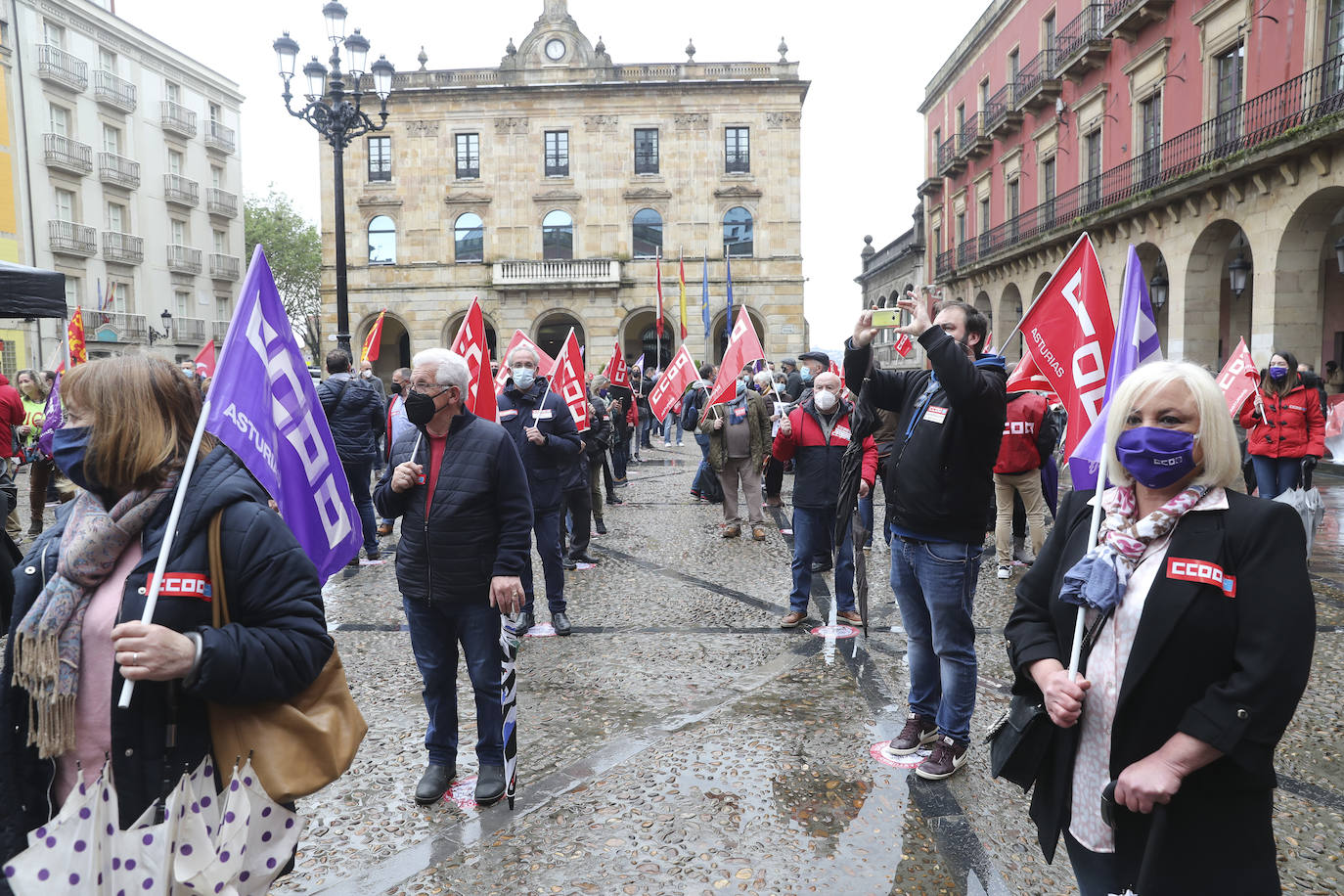 Los sindicatos mayoritarios llevan meses alertando de la emergencia industrial en la que se encuentra la comunidad, por lo que la defensa de este sector ha centrado buena parte de las reivindicaciones de CC OO y UGT en la concentración celebrada en la plaza Mayor de Gijón con motivo del Primero de Mayo.