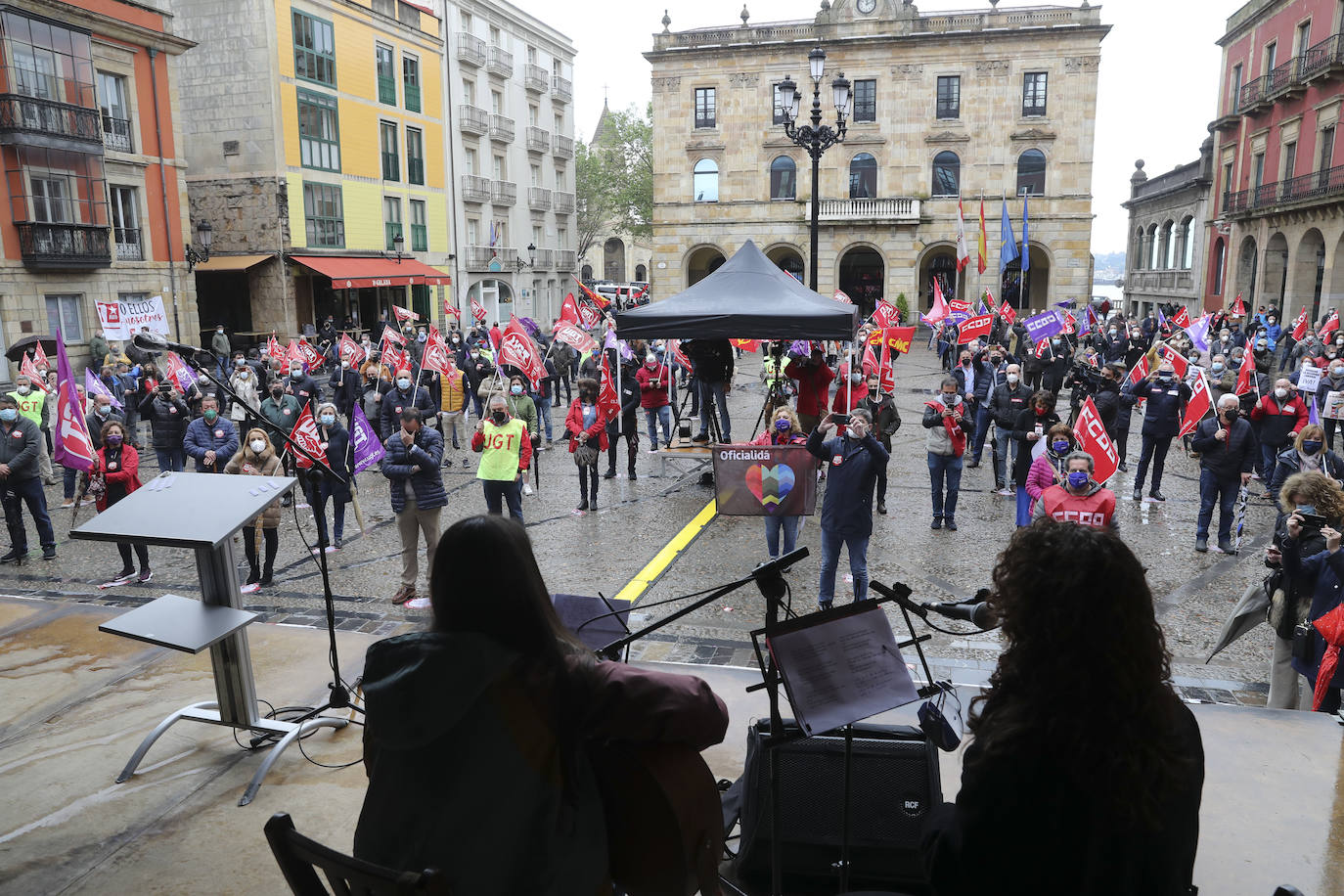 Los sindicatos mayoritarios llevan meses alertando de la emergencia industrial en la que se encuentra la comunidad, por lo que la defensa de este sector ha centrado buena parte de las reivindicaciones de CC OO y UGT en la concentración celebrada en la plaza Mayor de Gijón con motivo del Primero de Mayo.