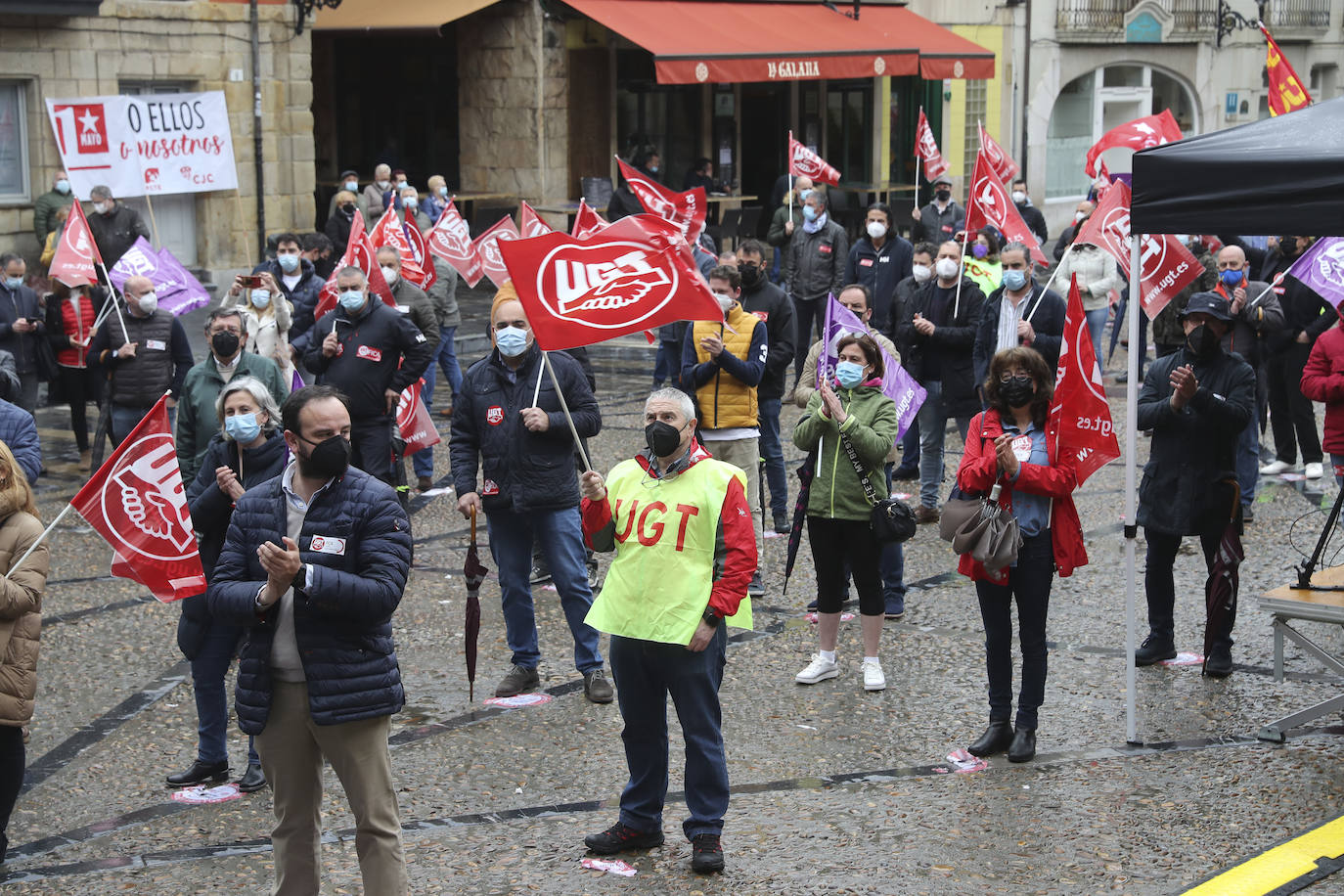 Los sindicatos mayoritarios llevan meses alertando de la emergencia industrial en la que se encuentra la comunidad, por lo que la defensa de este sector ha centrado buena parte de las reivindicaciones de CC OO y UGT en la concentración celebrada en la plaza Mayor de Gijón con motivo del Primero de Mayo.