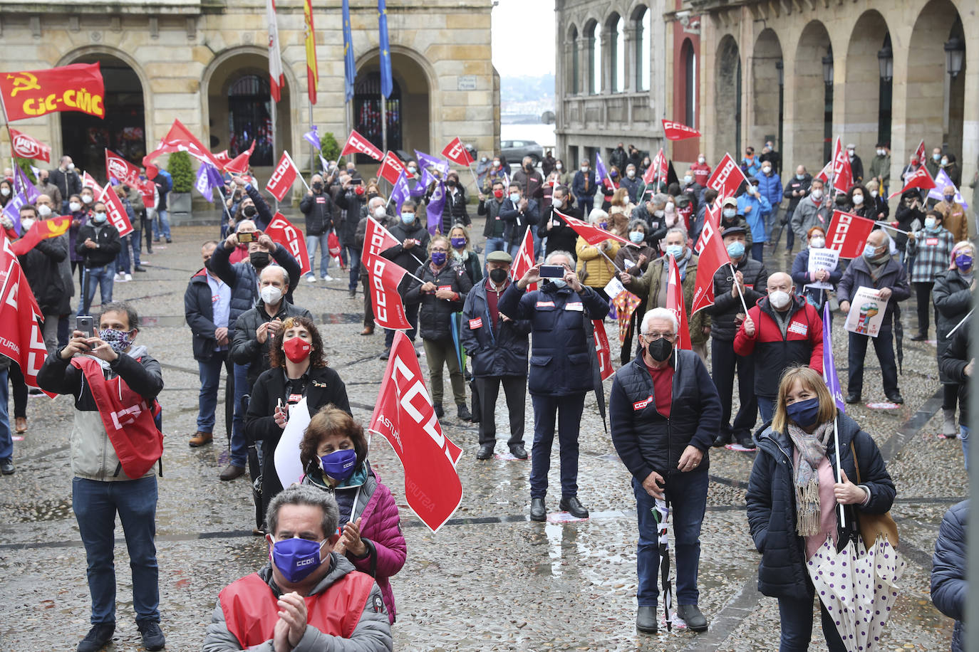 Los sindicatos mayoritarios llevan meses alertando de la emergencia industrial en la que se encuentra la comunidad, por lo que la defensa de este sector ha centrado buena parte de las reivindicaciones de CC OO y UGT en la concentración celebrada en la plaza Mayor de Gijón con motivo del Primero de Mayo.