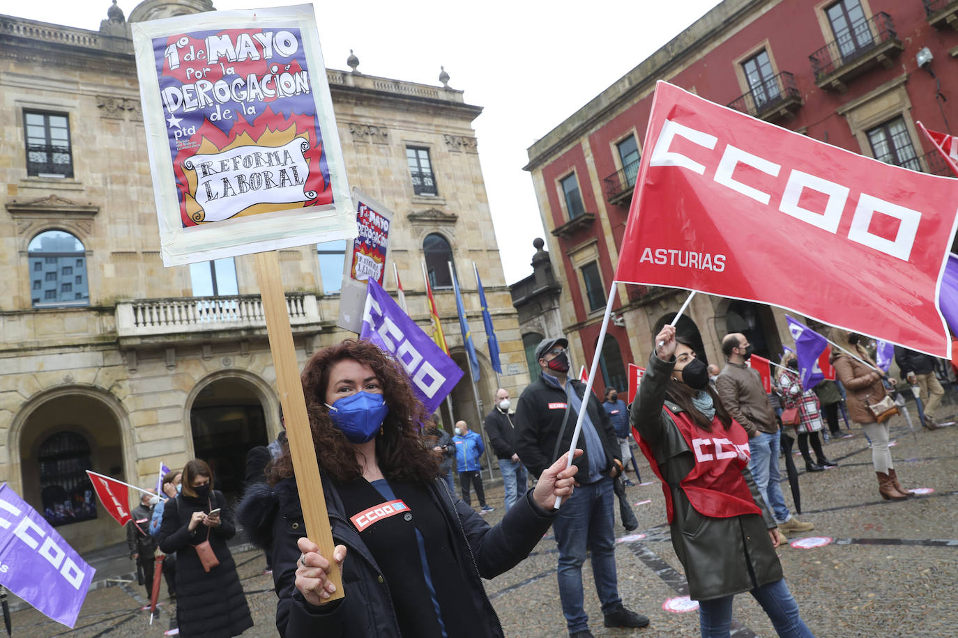 Los sindicatos mayoritarios llevan meses alertando de la emergencia industrial en la que se encuentra la comunidad, por lo que la defensa de este sector ha centrado buena parte de las reivindicaciones de CC OO y UGT en la concentración celebrada en la plaza Mayor de Gijón con motivo del Primero de Mayo.