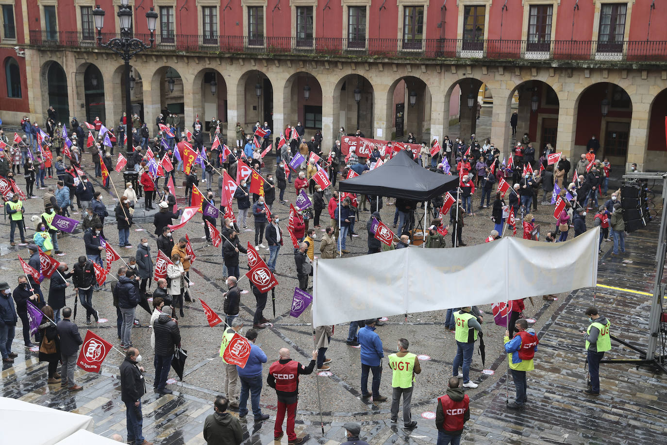 Los sindicatos mayoritarios llevan meses alertando de la emergencia industrial en la que se encuentra la comunidad, por lo que la defensa de este sector ha centrado buena parte de las reivindicaciones de CC OO y UGT en la concentración celebrada en la plaza Mayor de Gijón con motivo del Primero de Mayo.