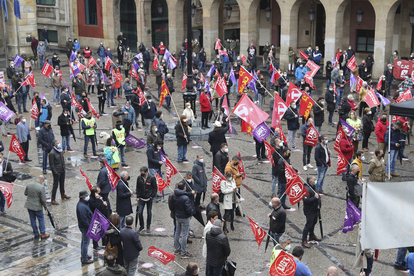 Los sindicatos mayoritarios llevan meses alertando de la emergencia industrial en la que se encuentra la comunidad, por lo que la defensa de este sector ha centrado buena parte de las reivindicaciones de CC OO y UGT en la concentración celebrada en la plaza Mayor de Gijón con motivo del Primero de Mayo.