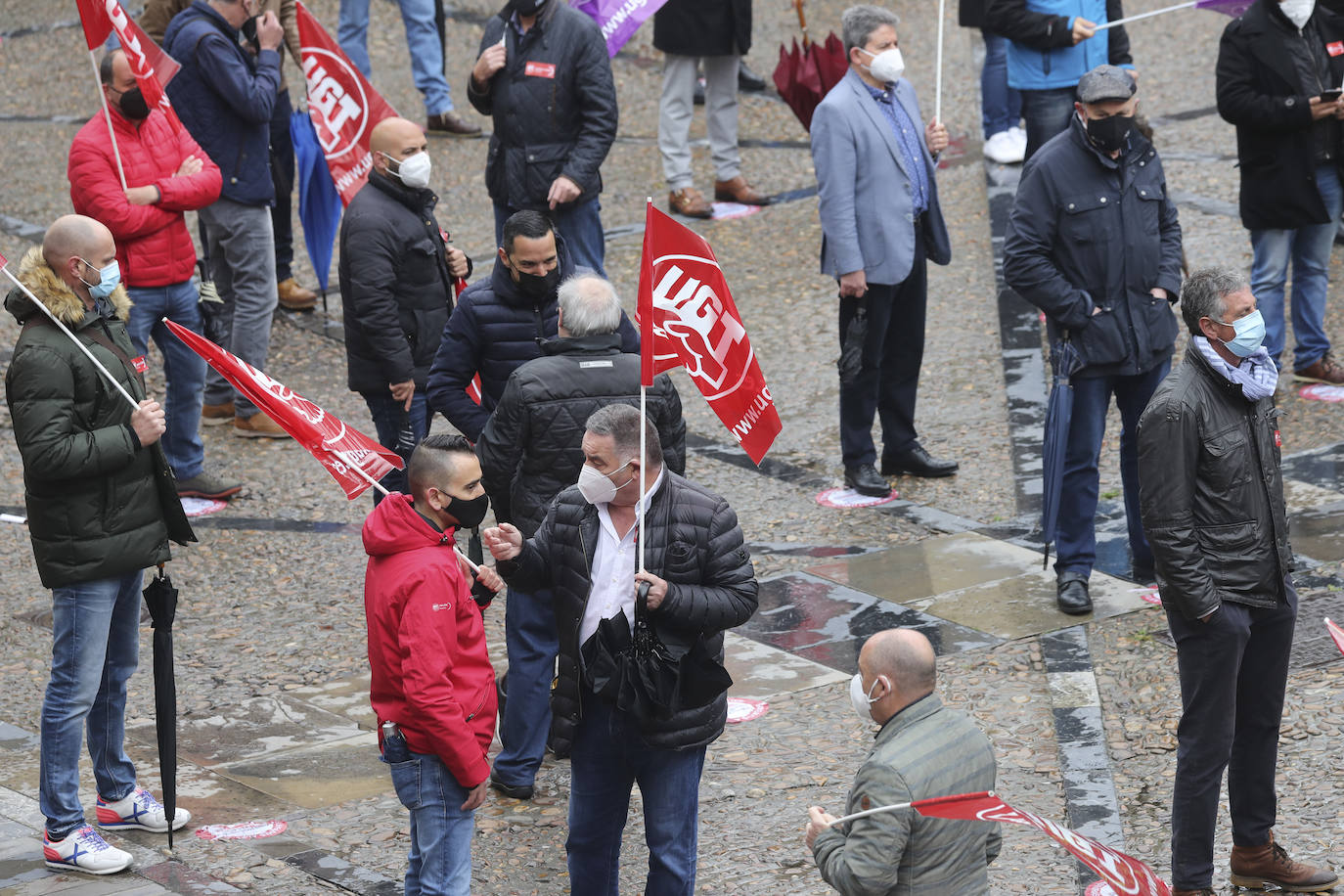 Los sindicatos mayoritarios llevan meses alertando de la emergencia industrial en la que se encuentra la comunidad, por lo que la defensa de este sector ha centrado buena parte de las reivindicaciones de CC OO y UGT en la concentración celebrada en la plaza Mayor de Gijón con motivo del Primero de Mayo.