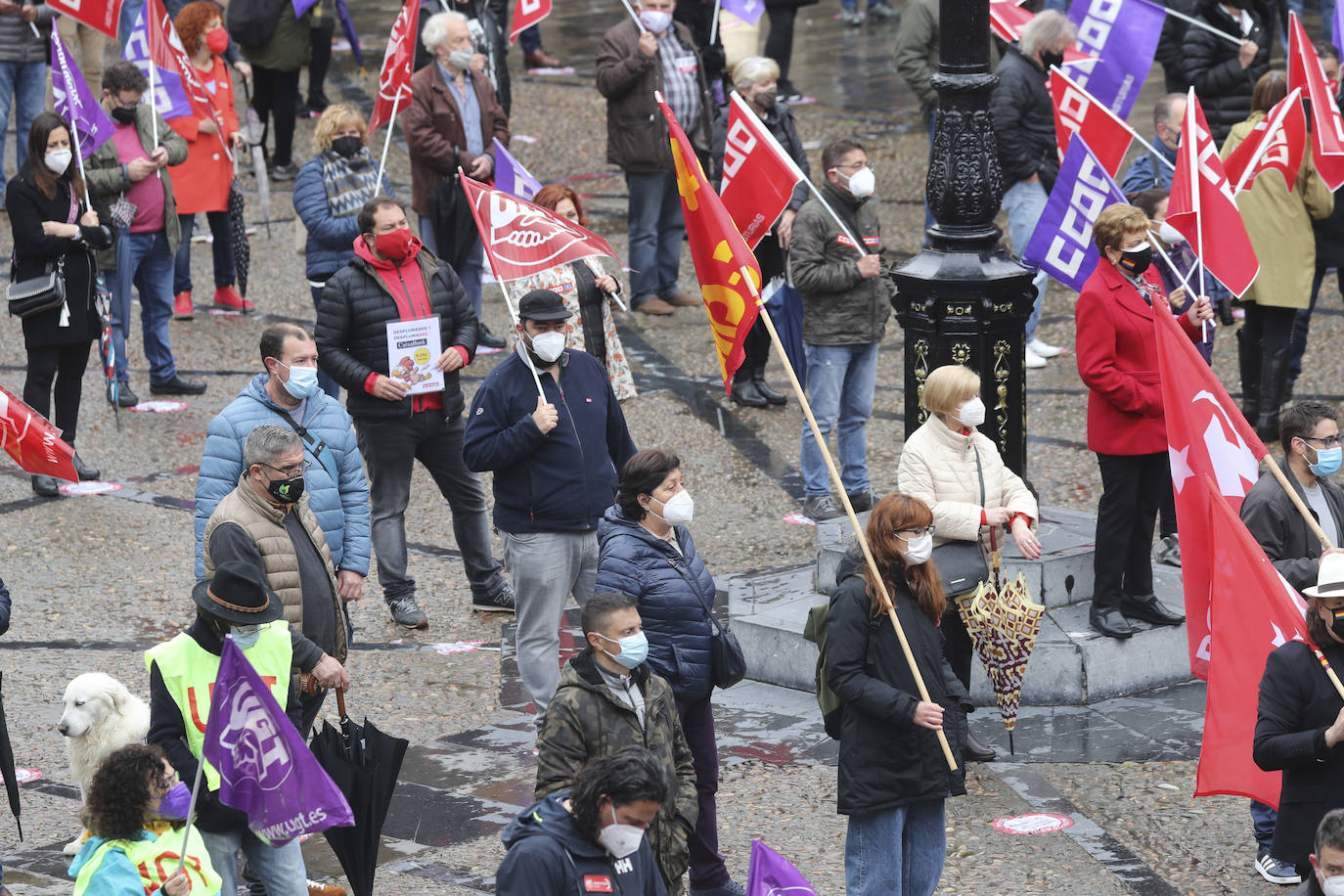 Los sindicatos mayoritarios llevan meses alertando de la emergencia industrial en la que se encuentra la comunidad, por lo que la defensa de este sector ha centrado buena parte de las reivindicaciones de CC OO y UGT en la concentración celebrada en la plaza Mayor de Gijón con motivo del Primero de Mayo.