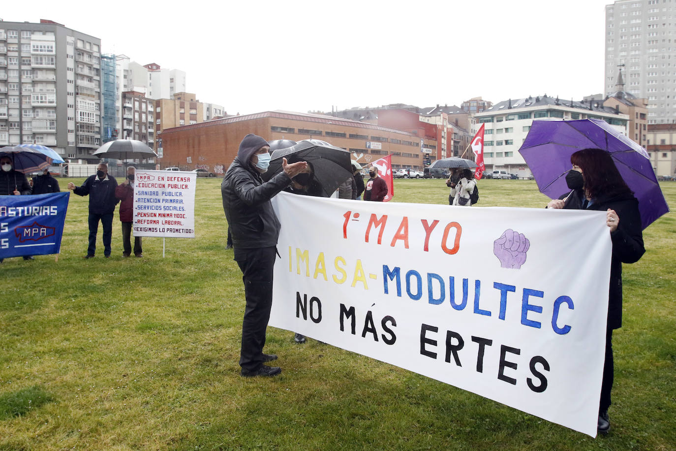 El Naútico y el Solarón fueron los escenarios en los que los sindicatos CSI y Suatea, CNT y CGT animaron a continuar con la lucha en la calle en defensa de los profesionales, especialmente en tiempos de crisis, unos convenios aceptables y mejoras de las condiciones laborales con motivo del Dia del Trabajo.