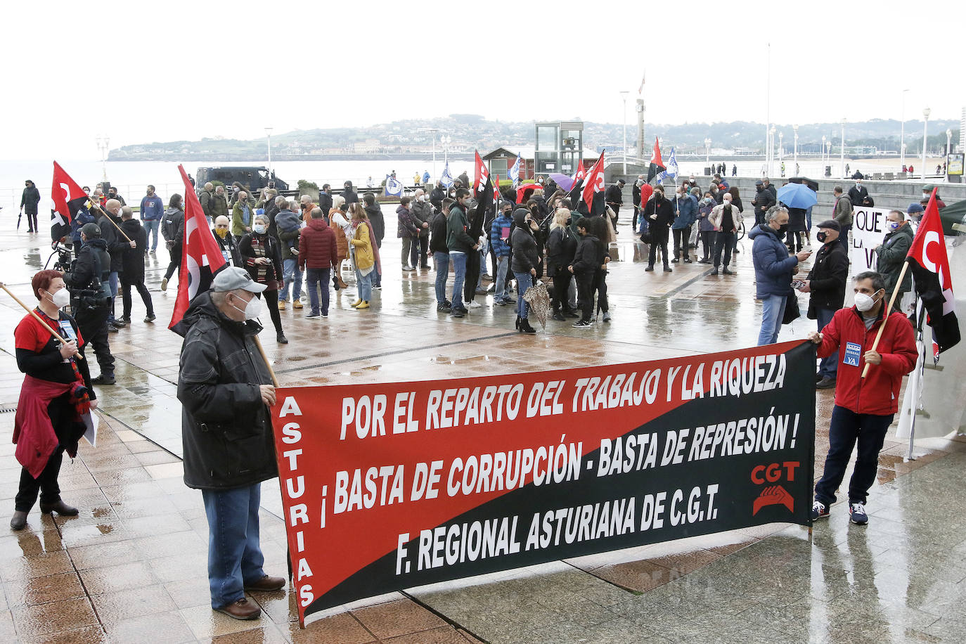 El Naútico y el Solarón fueron los escenarios en los que los sindicatos CSI y Suatea, CNT y CGT animaron a continuar con la lucha en la calle en defensa de los profesionales, especialmente en tiempos de crisis, unos convenios aceptables y mejoras de las condiciones laborales con motivo del Dia del Trabajo.